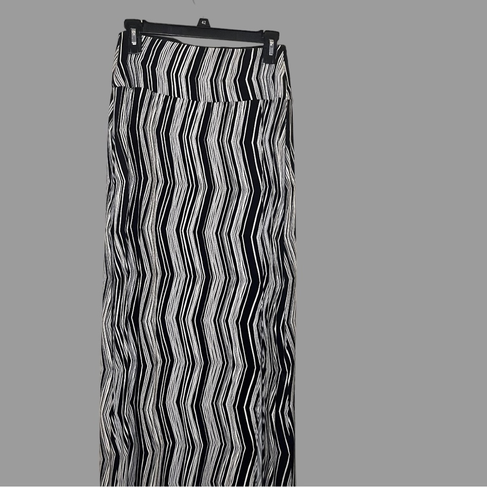 Apt 9 Long body fitting skirt size M with front slit Black and White Comfortable